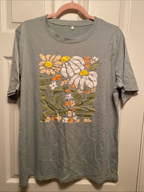Tops - Women’s Floral Graphic Tee… size 2XL